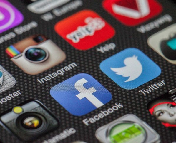 Facebook restablece paulatinamente sus servicios tras seis horas de apagón