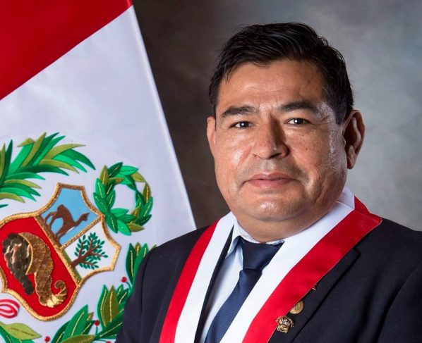 Muere congresista de Perú durante debate de voto de investidura del Gobierno