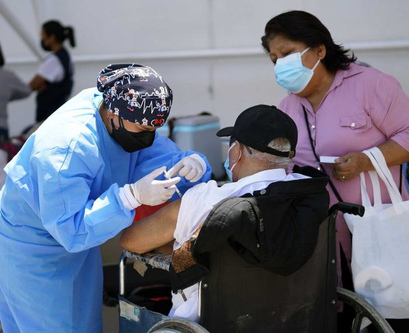 Más del 77 % de mayores de 50 años ha recibido dos dosis de vacunas