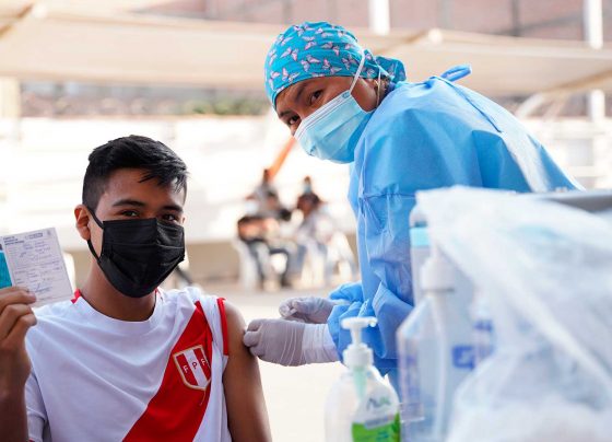 Perú roza la meta de vacunar con dos dosis al 50 % de su población objetivo