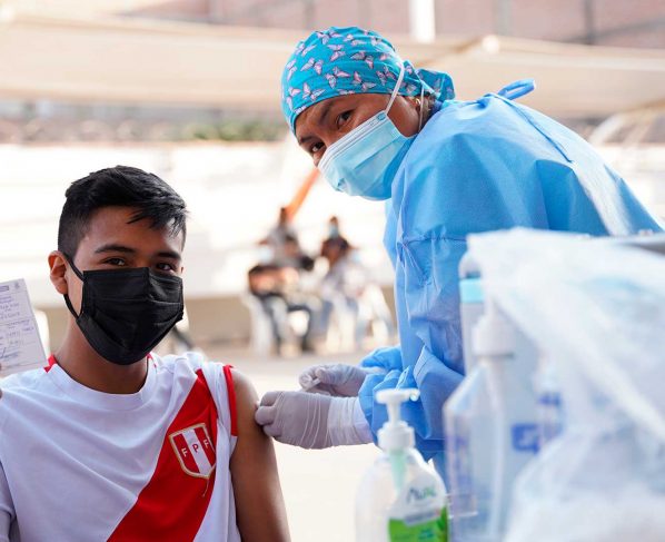 Perú roza la meta de vacunar con dos dosis al 50 % de su población objetivo