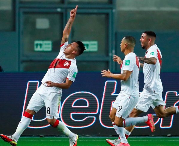 Perú sigue en la pelea por llegar al Mundial y deja descolgado a Chile