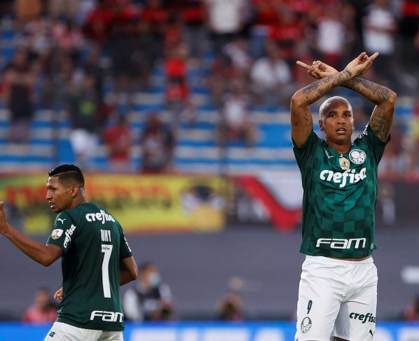 2-1. Deyverson le da el tricampeonato al Palmeiras ante el Flamengo Montevideo, 27 nov (EFE).- Palmeiras conquistó este sábado su tercera Copa Libertadores al vencer por 2-1 al Flamengo en el tiempo extra, tras igualar 1-1 en los 90 minutos, en el estadio Centenario de Montevideo en la sexagésima segunda edición del torneo. Raphael Veiga, a los 5 minutos, anotó el primer gol del conjunto albiverde de Sao Paulo. Pero Gabriel Barbosa 'Gabigol', el máximo artillero de esta edición con 11 tantos, empató a los 72 y condujo a la final al alargue de 30 minutos. Sin embargo, un error en defensa del 'Fla' le dio alas a Deyverson, que a los 95 minutos anotó el 2-1 después de una grosera equivocación de Andreas Pereira que aprovechó bien el atacante del Verdao. Palmeiras sumó su tercer título de Copa Libertadores apenas 301 días después de haber ganado la edición correspondiente a 2020. Es el primer equipo en 20 años en levantar la copa en dos temporadas consecutivas. El último en lograr ese hito fue el argentino Boca Juniors en 2000 y 2001. Su primer título en este certamen lo alcanzó en 1999.