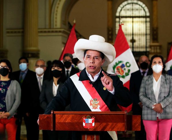 Abren investigación al presidente de Perú por reuniones fuera de Palacio