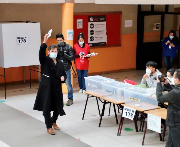 Los centros de votación abren para cruciales comicios presidenciales en Chile