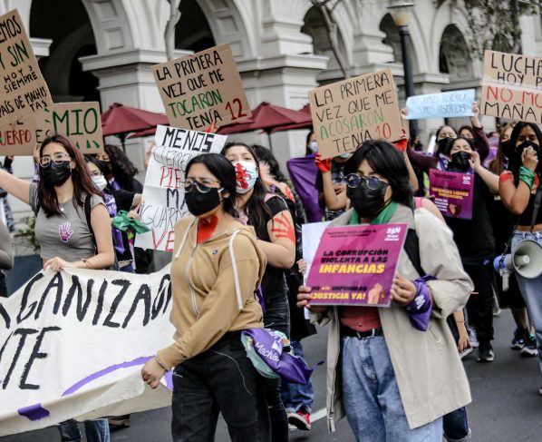 Los rostros de mujeres asesinadas en Perú marchan contra violencia machista