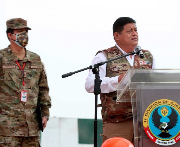 Ministro de Defensa renuncia tras polémica por ascensos militares
