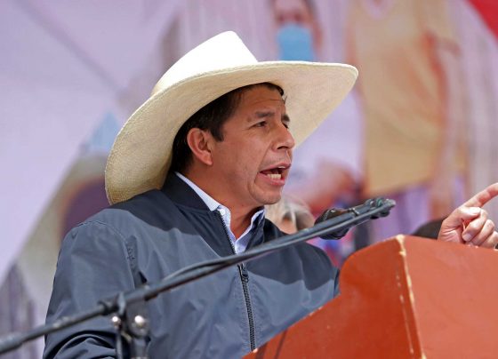 Pedro Castillo reta a la oposición a pedir su destitución en la calle