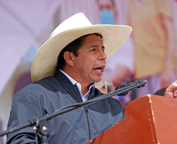 Pedro Castillo reta a la oposición a pedir su destitución en la calle