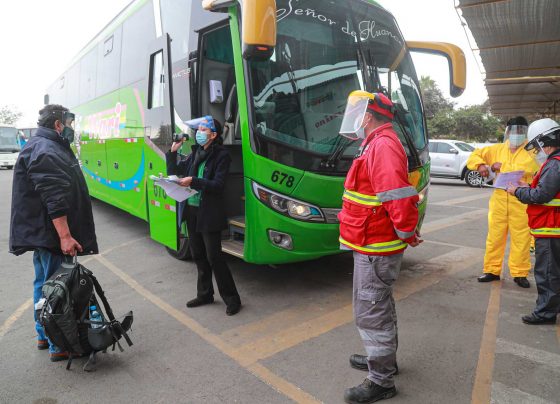 Perú limita viajes en autobús a personas sin vacunación covid completa