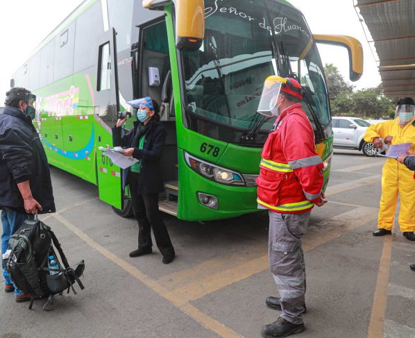 Perú limita viajes en autobús a personas sin vacunación covid completa