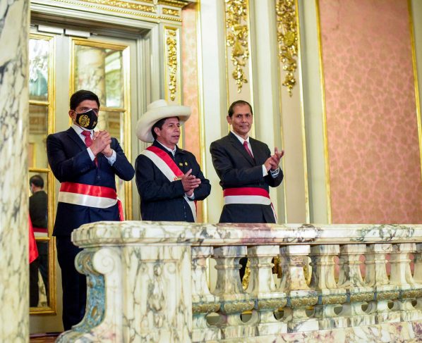 Presidente Castillo toma juramento a nuevos ministros de Defensa y Producción