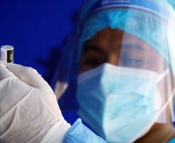 Dos dosis de Pfizer pueden proteger un 70 % mas ante ómicron, según estudio