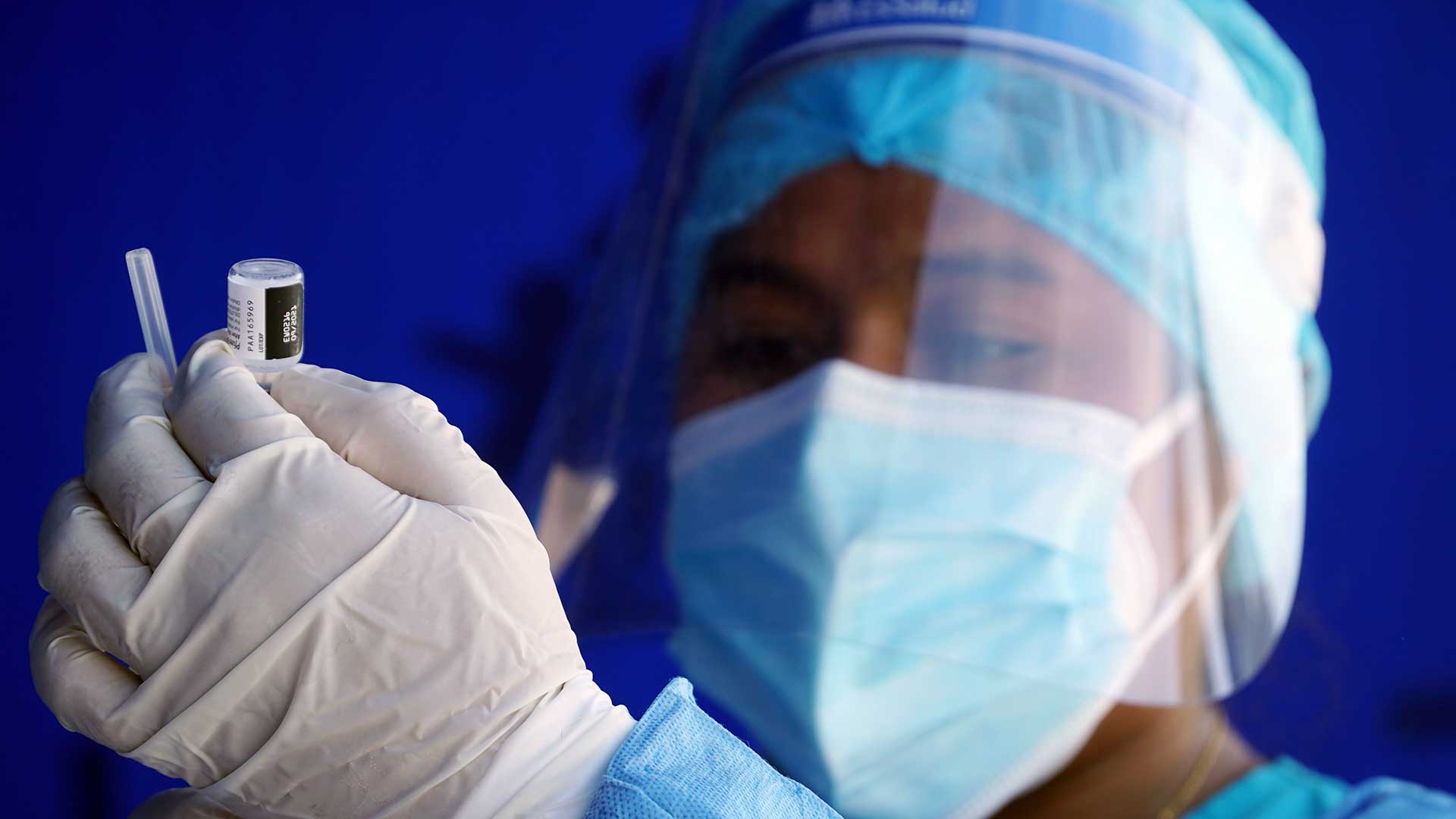 Dos dosis de Pfizer pueden proteger un 70 % mas ante ómicron, según estudio