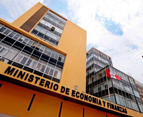 La Fiscalía de Perú allana oficinas de los ministerios de Economía y Vivienda