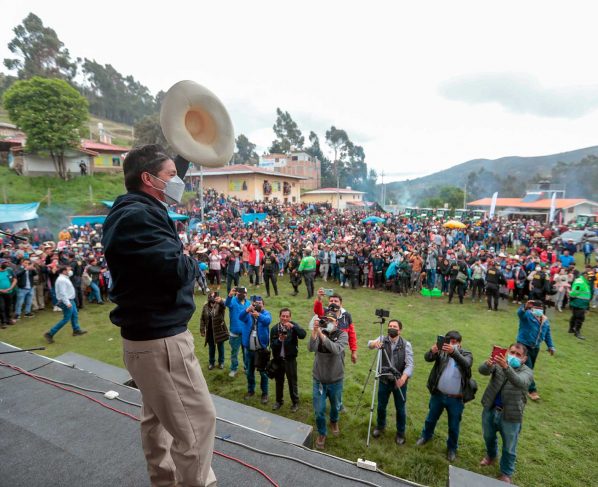 La sociedad civil peruana lanza 8 alertas rojas sobre el presidente Castillo
