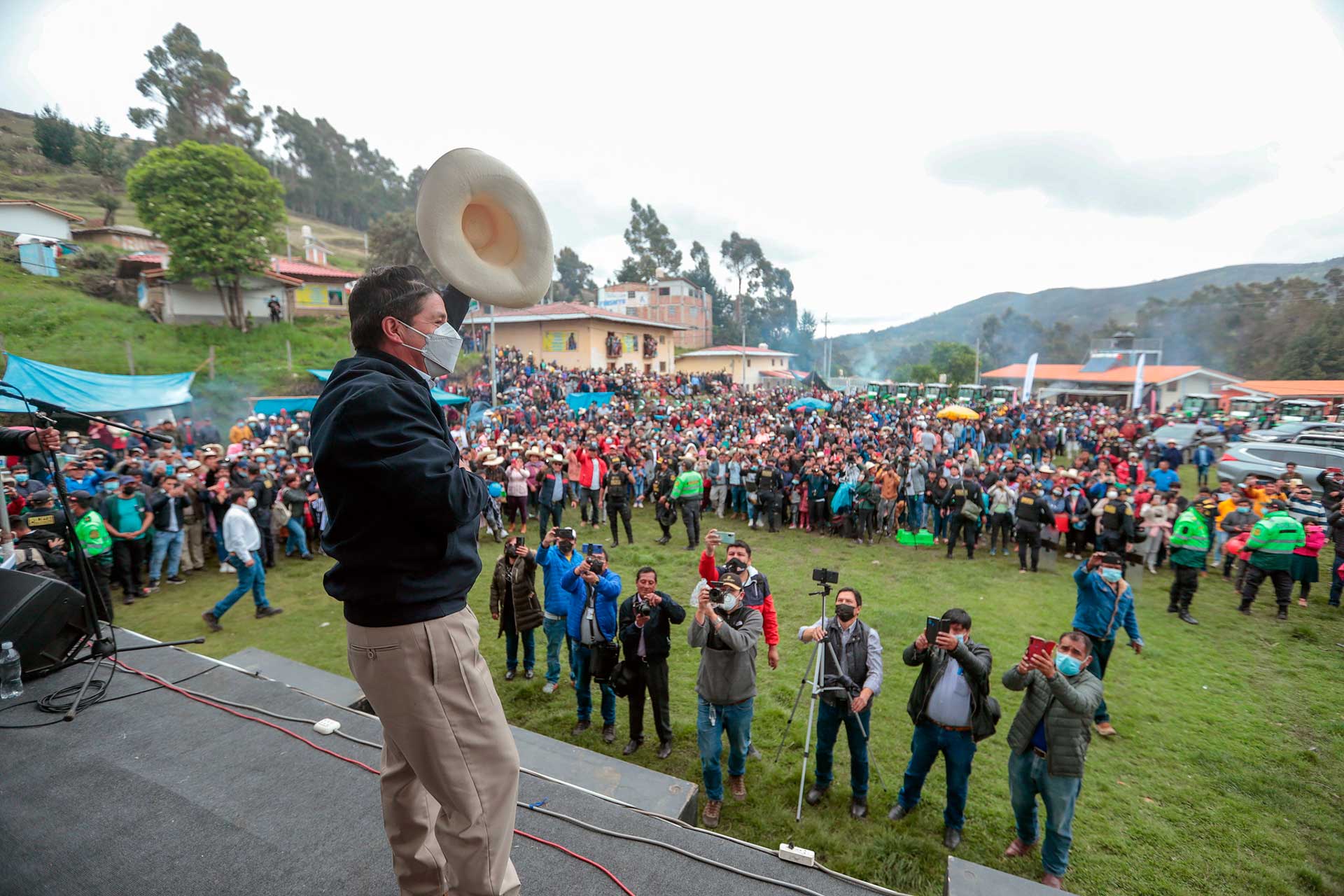 La sociedad civil peruana lanza 8 alertas rojas sobre el presidente Castillo