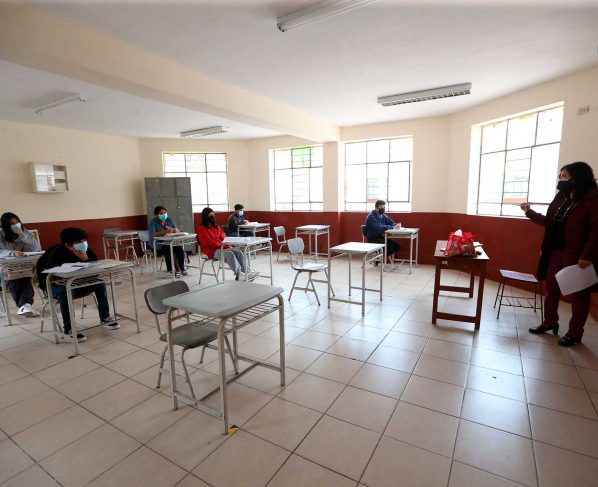 Las escuelas de Perú volverán a abrir en marzo de 2022 tras dos años cerradas