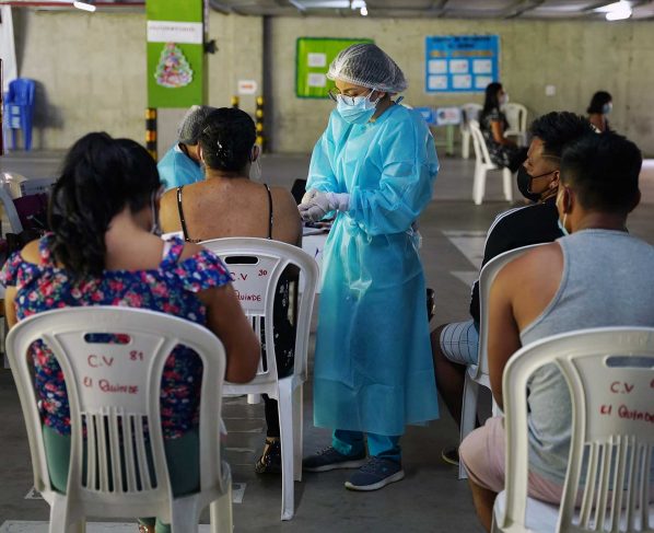 Minsa confirma más casos de ómicron y adelanta a tres meses la dosis de refuerzo