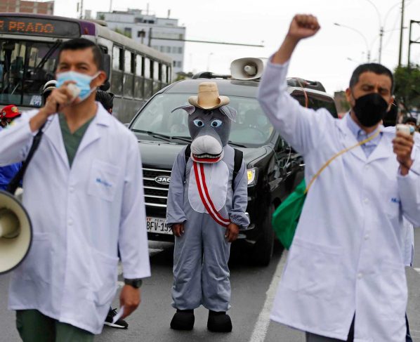 Médicos peruanos paralizan atención contra intentos de fusionar servicios