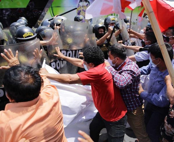 Opositores y seguidores del Gobierno peruano se enfrentan en las calles
