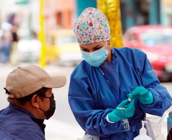 Perú supera el 10 % de su población vacunada con tres dosis y el 65 % con dos