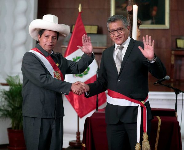 Presidente Castillo nombra ministro de Educación a docente de partido aliado