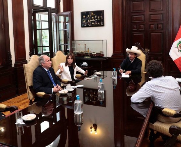 Presidente Castillo se compromete a tener relación más cercana con la prensa