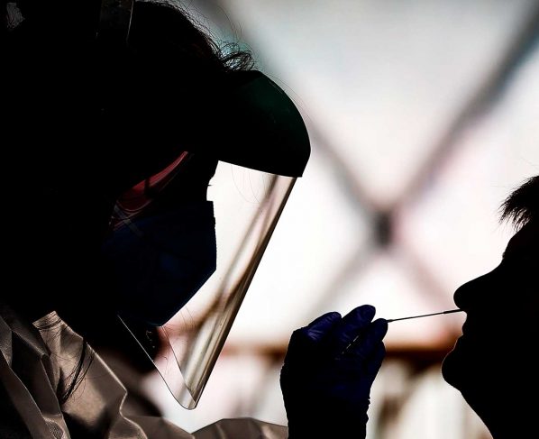 Suben a 47 los casos de la variante ómicron del coronavirus en Perú
