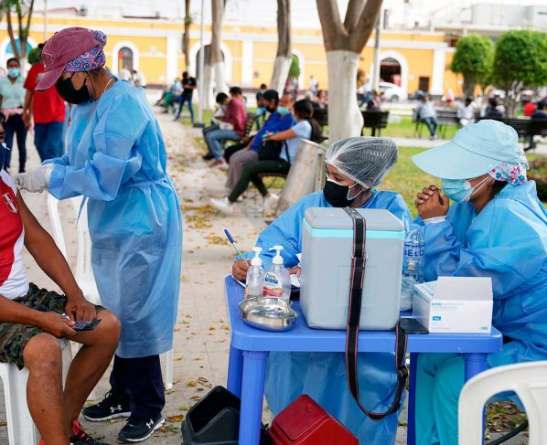 CAF otorga crédito de 120 millones de dólares a Perú para seguir vacunación
