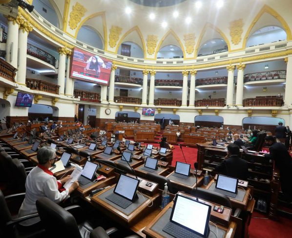 Congreso aprueba por insistencia ley que limita referéndum en Perú