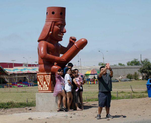 Estatua con enorme falo es la nueva atracción turística de un pueblo peruano
