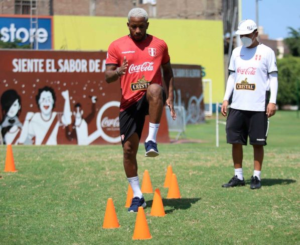 Farfán se integra a los entrenamientos de Perú tras una semana ausente