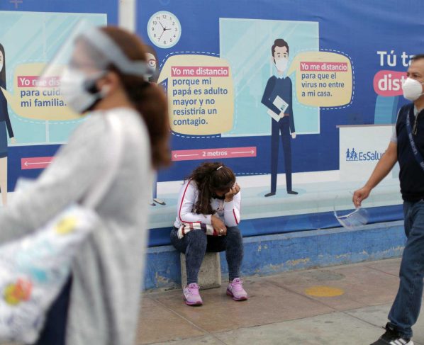 Los casos de covid-19 en jóvenes de 20 a 24 años aumentaron en 430 % en Perú