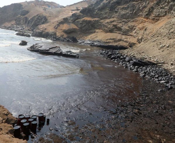 Perú declara emergencia ambiental por 90 días en costa afectada por derrame