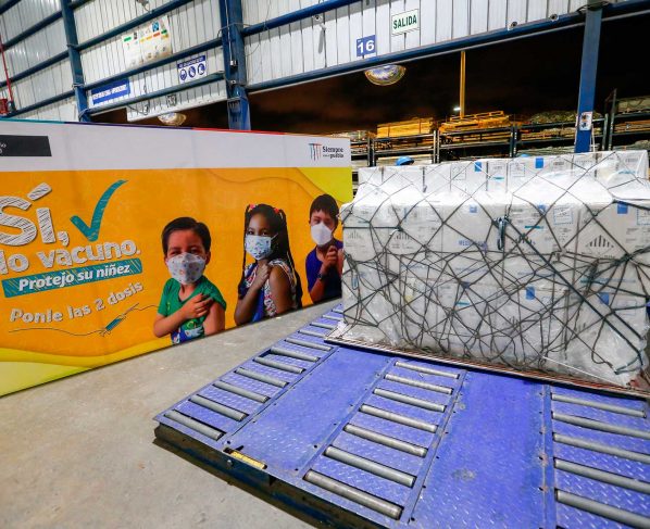 Perú recibe primer lote de 996.000 vacunas para inmunizar a niños desde lunes