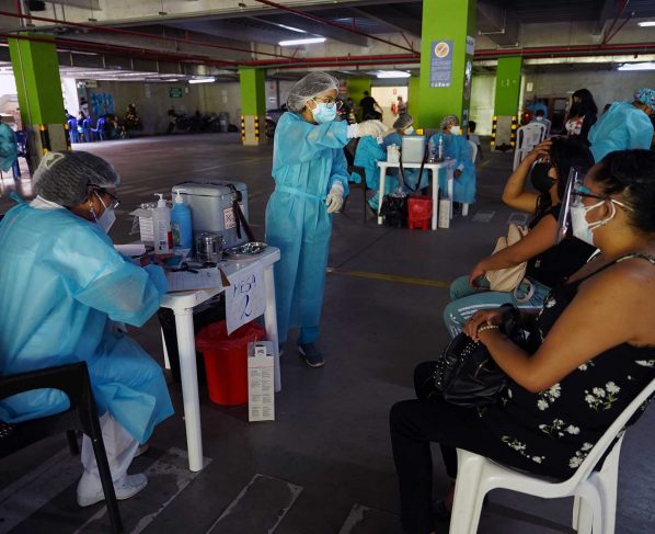 Perú tiene el 90 % de la población objetivo inmunizada y se apresta a vacunar los niños