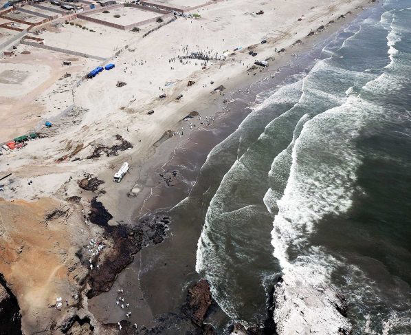 Sube a 2,9 kilómetros cuadrados el área afectada por derrame de crudo en Perú