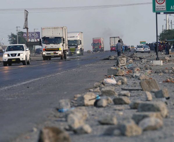 Desbloquean Panamericana Sur tras tregua temporal entre manifestantes y Gobierno
