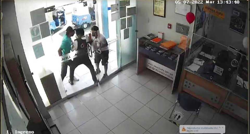 Dos sujetos en moto lineal asaltan agencia de la Caja Piura