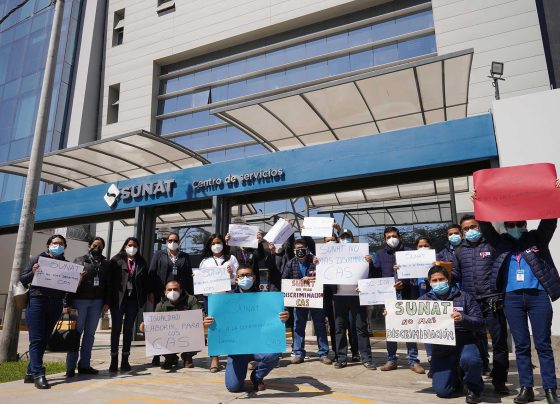 Trabajadores CAS de la Sunat protestan frente a su institución