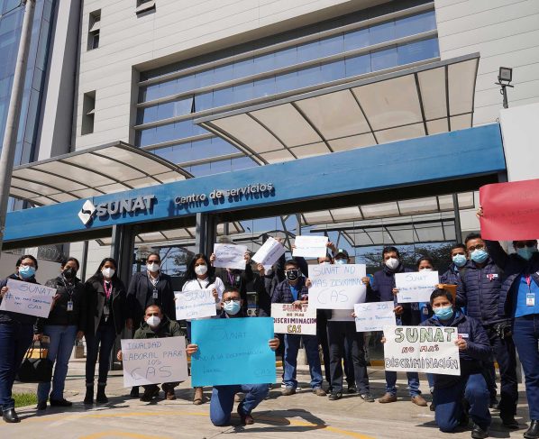 Trabajadores CAS de la Sunat protestan frente a su institución