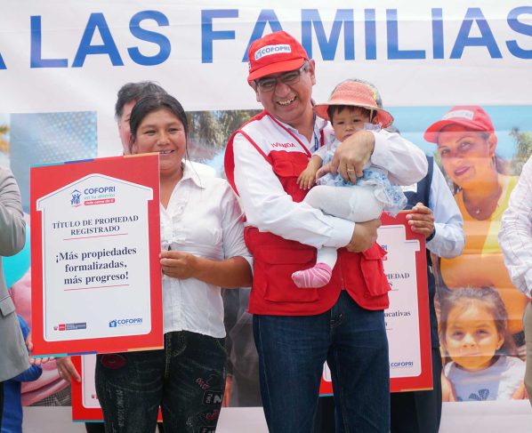 Entregan más de 1400 títulos de propiedad para familias e instituciones públicas