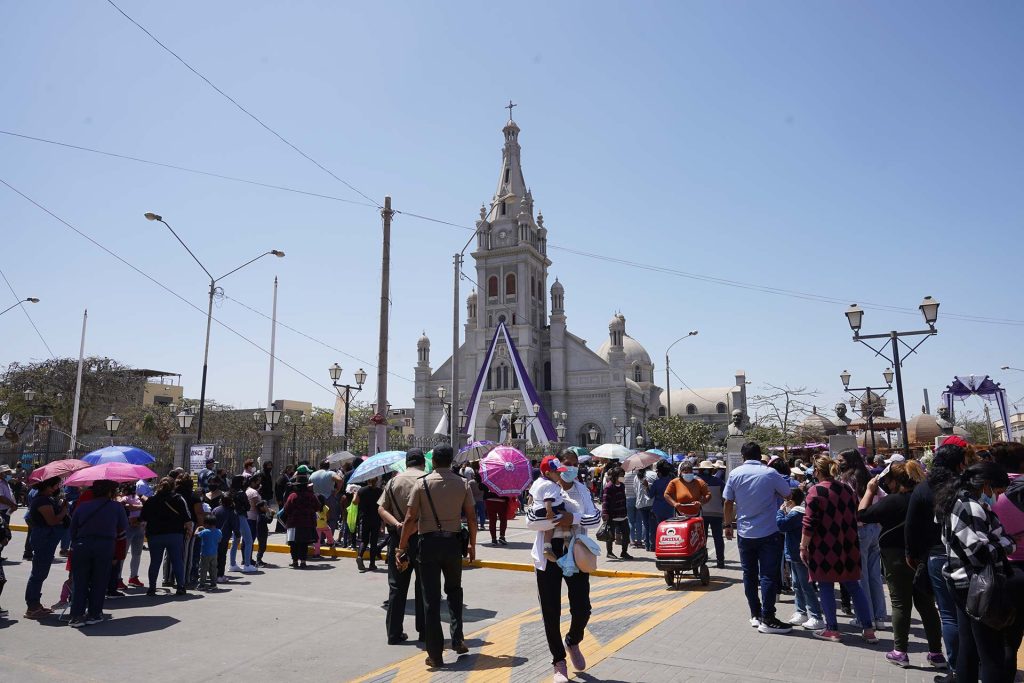 Fieles acompañaron tradicional bajada del Señor de Luren