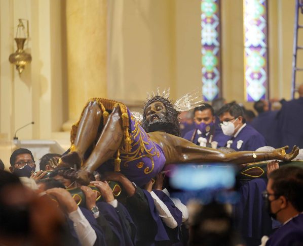 Fieles acompañaron tradicional bajada del Señor de Luren