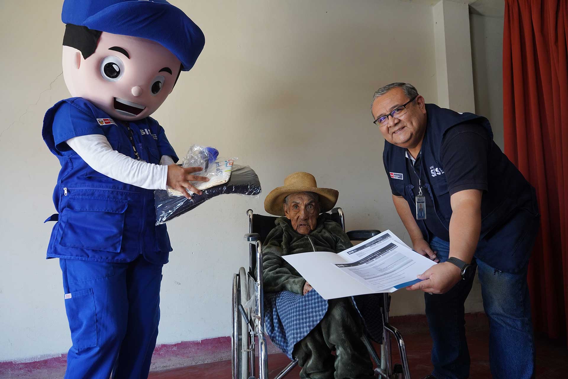 Centenaria mujer es afiliada al Seguro Integral de Salud