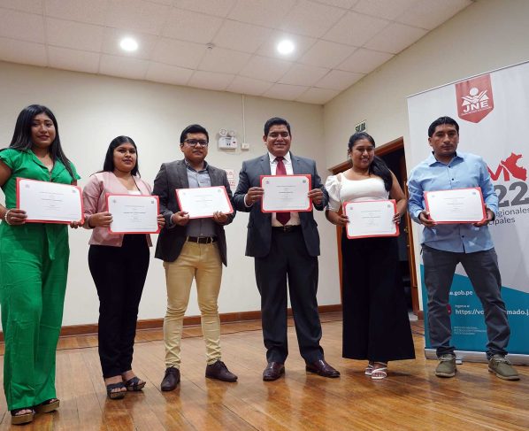 JEE Ica entrega credenciales a alcaldes y regidores electos para el periodo 2023-2026