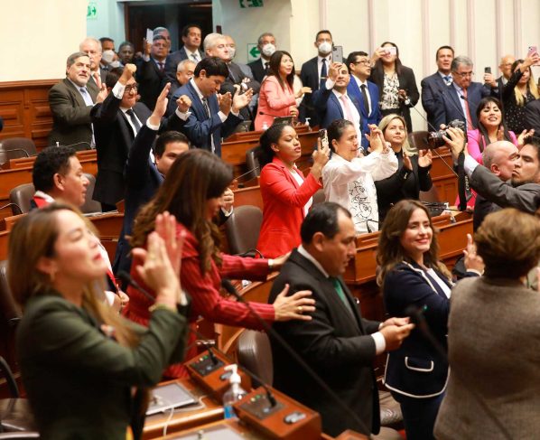 Congreso aprueba vacancia de Pedro Castillo con 101 votos
