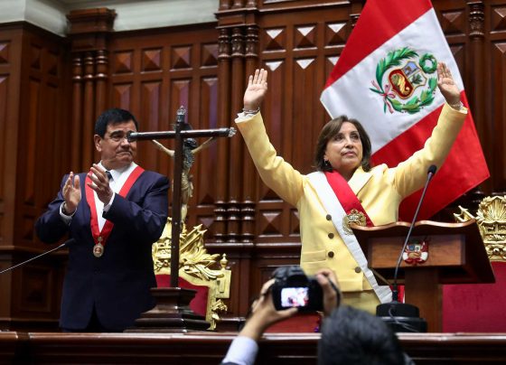 Dina Boluarte jura como presidenta de Perú tras destitución de Pedro Castillo
