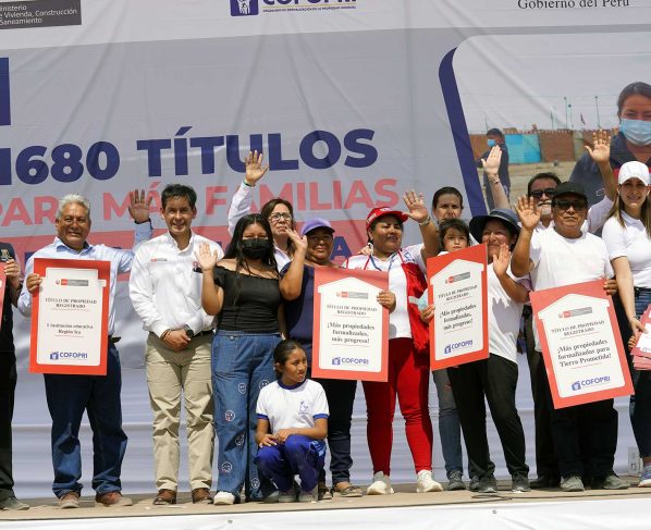 Ministra de Vivienda entregó 1680 títulos de propiedad en Ica